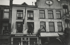 351676 Gezicht op de voorgevels van de panden Vredenburg 30 (links, drogisterij Weijburg) en Vredenburg 29 te Utrecht, ...